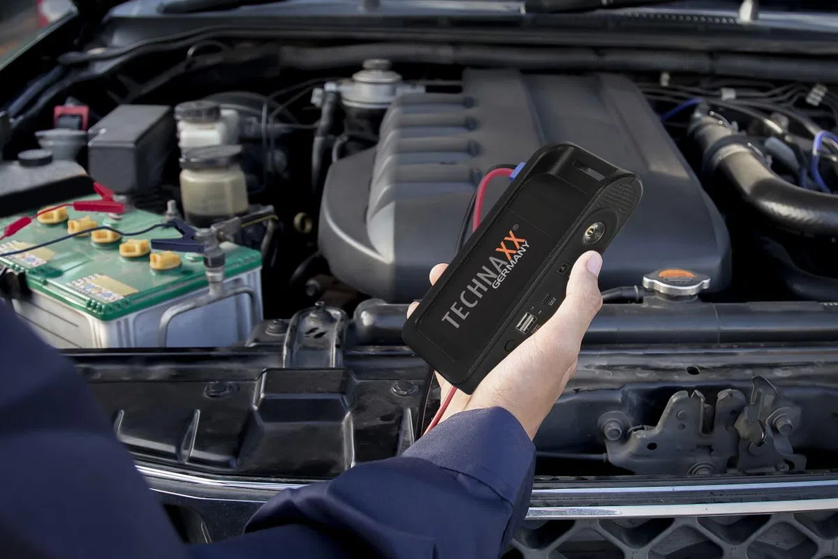 Set di avviamento della batteria auto da 12000 mAh Technaxx (benzina fino a 4,0L / diesel fino a 2,5L) con power bank TX-218 - Dispositivo di avviamento portatile con 2 porte di ricarica USB-A