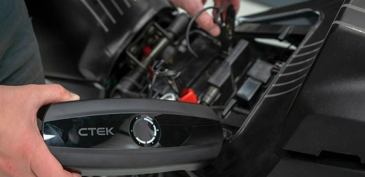 CTEK CS ONE Caricabatterie 12V Intelligente Per Auto Moto Con Mantenitore Di Carica Dotato Di Carica Adattiva Diverse Funzionalità App Funzione Di Ricondizionamento Dotato Di Morsetti Senza PolaritÃ