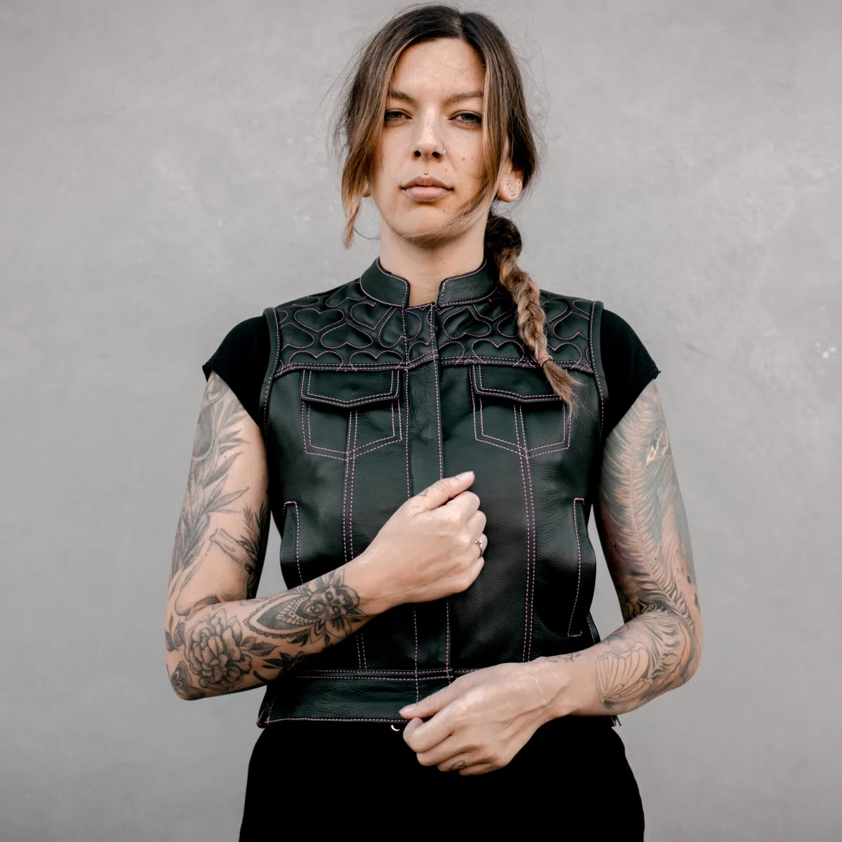 Leatherick Gilet da motociclista in pelle nera da donna - Fodera tradizionale in raso Paisley con cuciture a cuore rosa