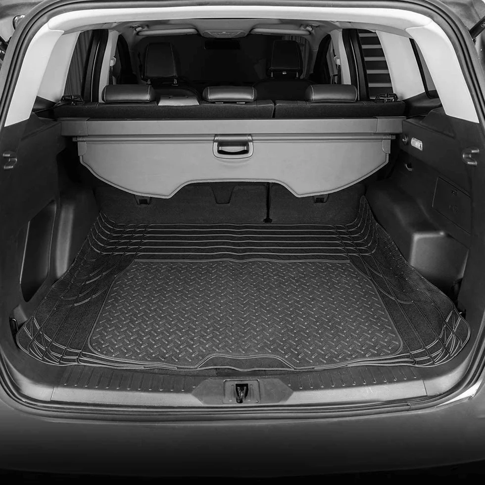 Amazon Basics 4 unità da tappetini in PVC resistente, per auto, SUV, camion, per tutte le stagioni, tappetino del bagagliaio incluso, Nero