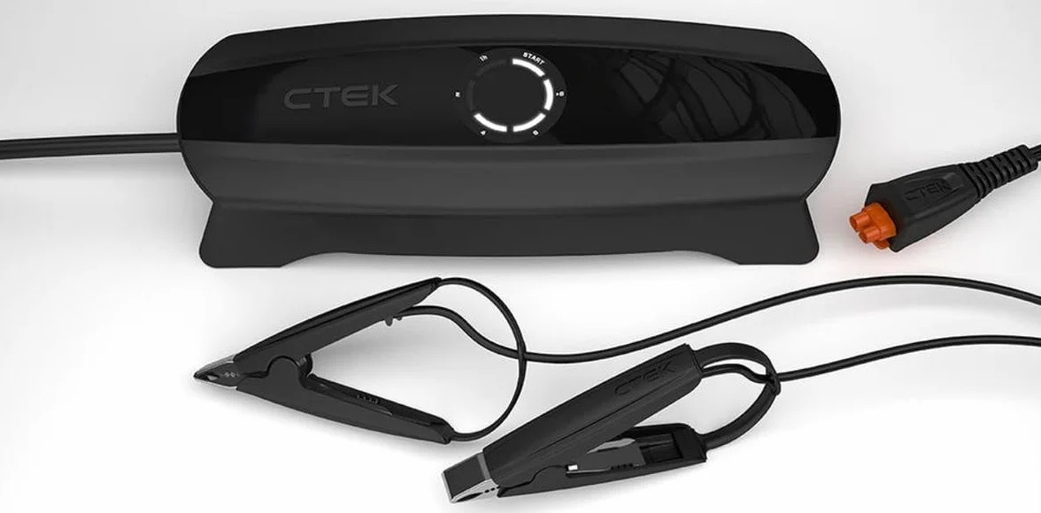 CTEK CS ONE Caricabatterie 12V Intelligente Per Auto Moto Con Mantenitore Di Carica Dotato Di Carica Adattiva Diverse Funzionalità App Funzione Di Ricondizionamento Dotato Di Morsetti Senza PolaritÃ