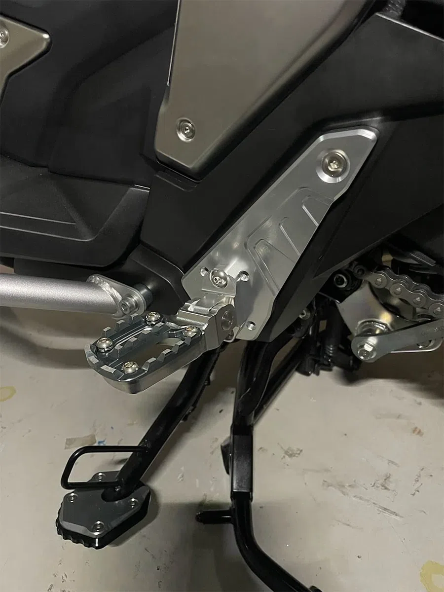 MOQIAOSEIKO Alluminio CNC Moto Pieghevole Passeggero Posteriore Poggiapiedi Pedale Pedane Kompatibel mit Honda XADV750 X ADV X-ADV 750 2021 2022 2023 2024 2025